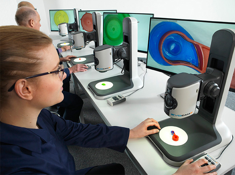 04_EVO-CamII_digital-microscope-plastic_samples_4_in_a_row_768x572px Four users in a row using EVO-Cam II digital microscope inspecting plastic samples