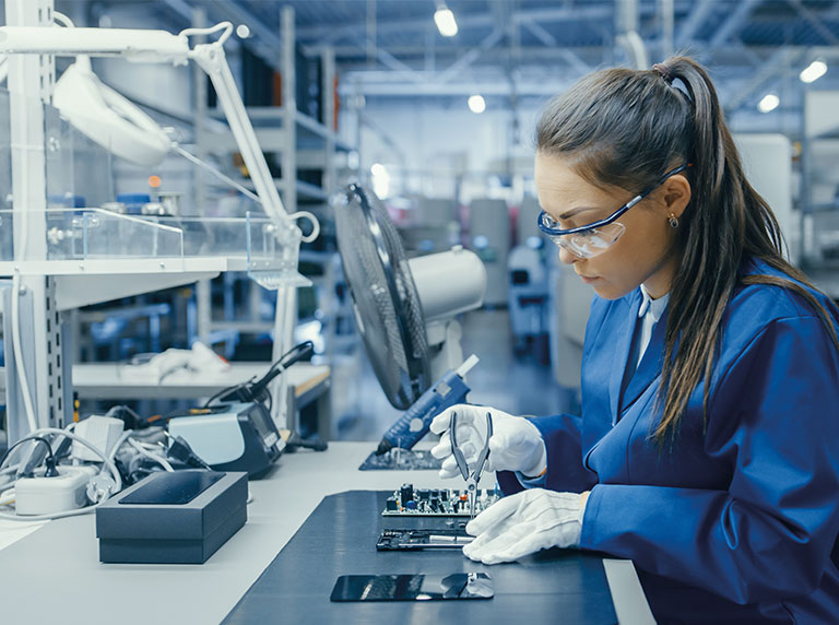 lady-at-workstation-flex2light768x582 Lynx EVO stereo zoom microscope allows peripheral vision