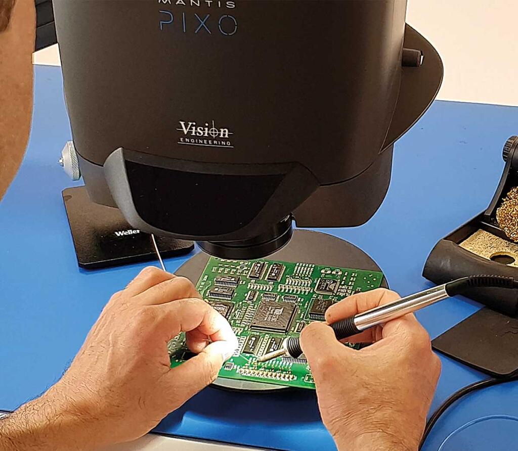 PCB soldering with Mantis PIXO