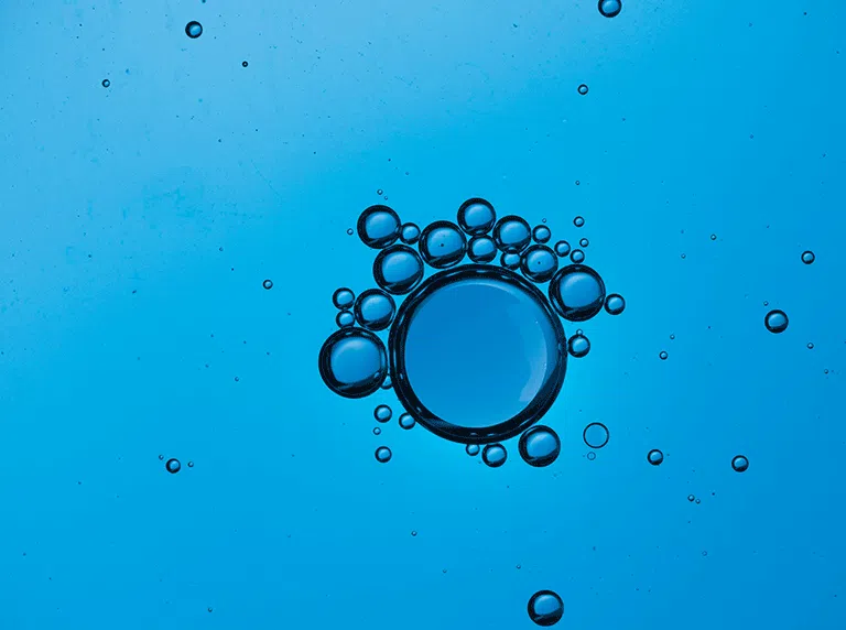 Inspection rapprochée de bulles dans un liquide bleu