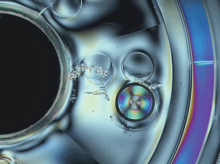 Grossissement des plastiques montrant des défauts