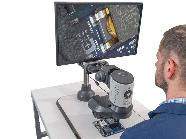 Caméra EVO Cam HALO sur un support multiaxe inspectant un PCB