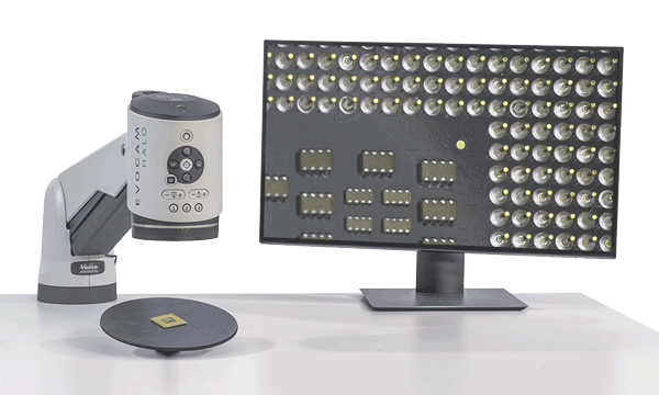 Caméra EVO HALO sur support arrière incliné vers la droite avec un écran de surveillance