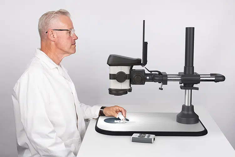 VISO_ergonomics_medical_glasses-750×500 Un homme observe un dispositif médical avec le microscope stéréo numérique ProteQ VISO