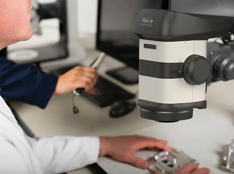 VISO_machined_Edit_CMYK-768×572 Une pièce métallique usinée examinée par ProteQ VISO