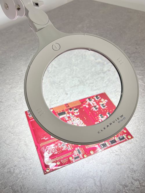 ClearView DUO inspectant un circuit imprimé