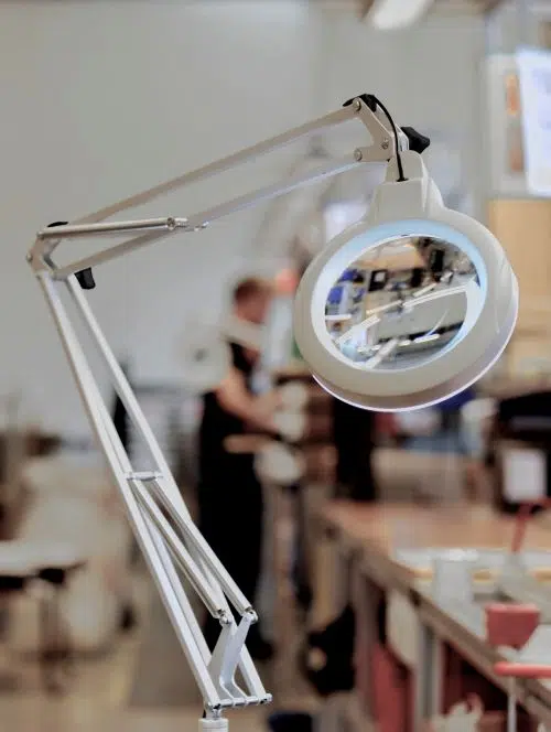 LFM LED LG Industry 06-500×664 Loupe d'établi à LED dans un atelier