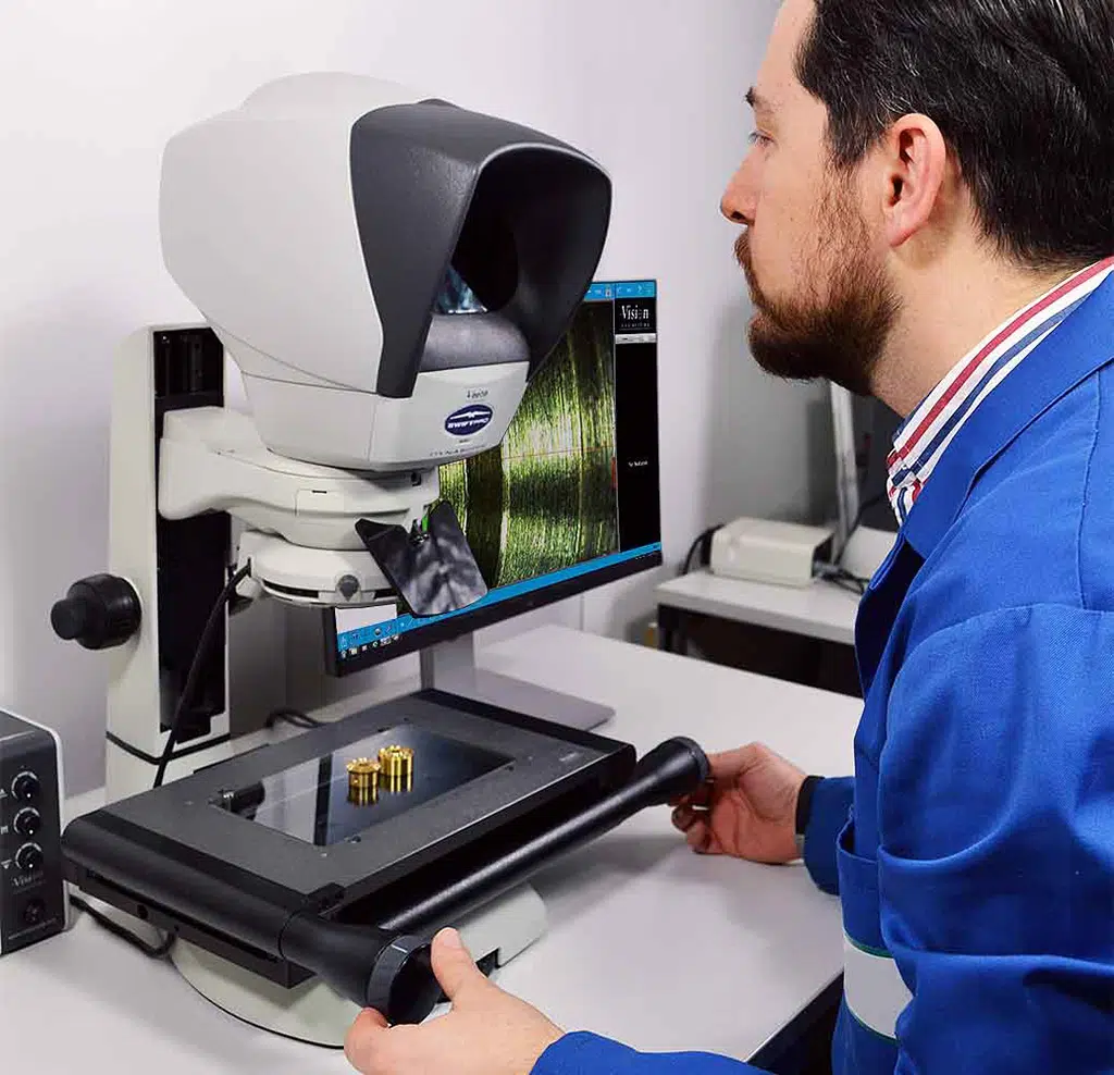 Swift-PRO-Duo-User-Image-1024×988 Technicien homme manipulant le Swift PRO Duo