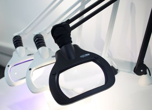 Trois loupes de table Vision LUXO alignées