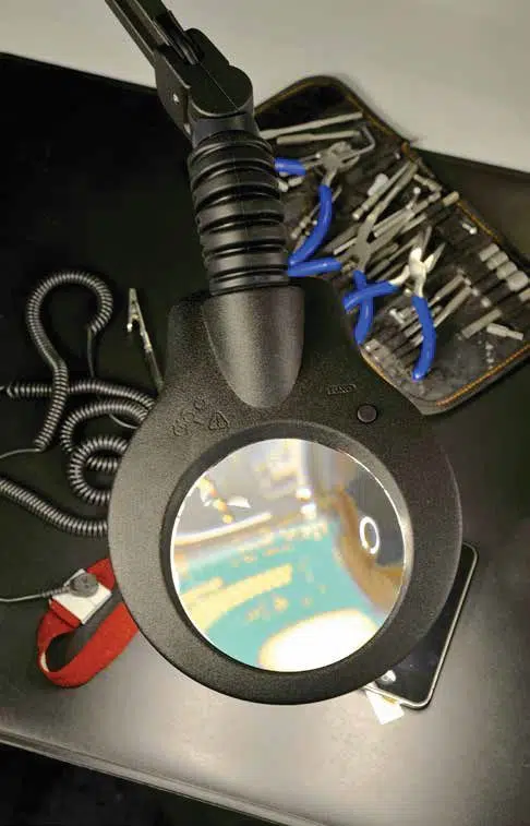 industrial_applications_image1-486×757 Vision LUXO permettant de visualiser des objets sur un établi