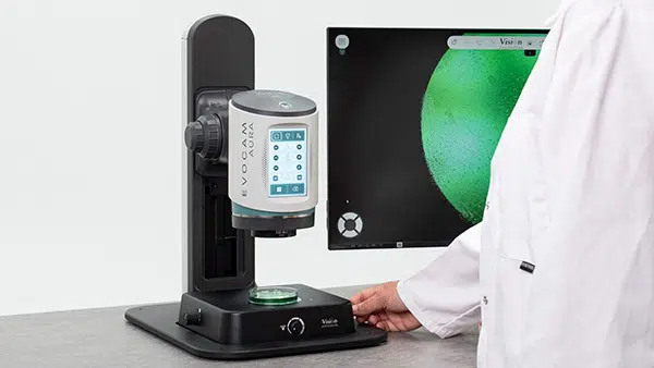 AURA-Touch-Contrast-Petri-600×338 Un technicien de laboratoire examinant une boîte de Petri