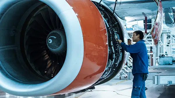 jet-engine-iStock-1022905038-600×338 Homme inspectant un turboréacteur