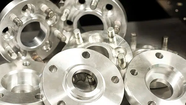 metal-components-iStock-864972632-600×338 Un agencement de composants métalliques